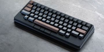 木製ならではの触り心地、経年変化も楽しめる HHKB、職人技による木製キートップ