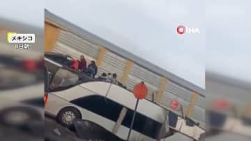 「神様助けてください！」貨物列車がバスに衝突…10人死亡、61人負傷　日本人被害確認されず　衝撃でバスの屋根吹き飛び座席むき出しに　メキシコ