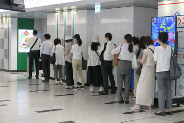 クリスピークリームの日「ドーナツ９９円」開始、ＪＲ大阪駅に行列