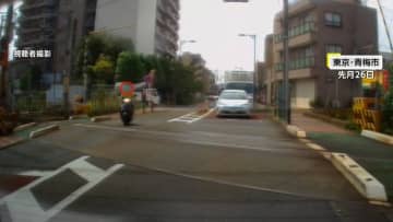 “50～60代男性”運転のバイクが踏切内で“逆走”　信号無視する車に車道走る高齢男性運転のシニアカーも