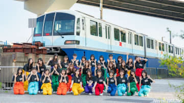日向坂46が東京モノレールをジャック！専用ヘッドマークにポスター、ドアステッカー、つり革が日向坂46一色に！