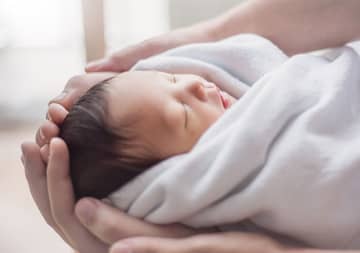 子どもの頭が歪んでしまった時は？抱っこや寝かせ方など家庭での改善方法と歪みの種類についてお教えします