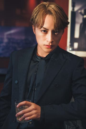 白濱亜嵐、2nd写真集よりバーでの熱帯夜スーツ写真公開「襟足が出ないようにヘアスタイルにこだわった」