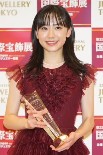 「日本版ハーマイオニー」芦田愛菜の肩出しドレス姿に反響→「大人っぽくなった」「とってもステキ」