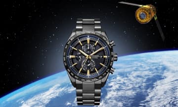 漆黒の宇宙空間でイエローゴールドの新型宇宙ステーション補給機を表現した「アテッサ」の限定ウオッチ