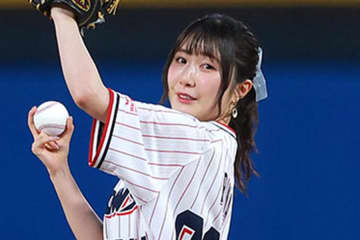 スカートふわりの“完璧投球”　ノーバウンドに神宮騒然…人気美女がマウンド上で大喜び