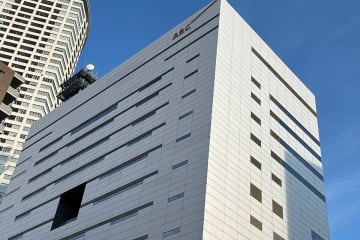 【新婚さん】3児のママのバツ2妻と19歳年上夫の出会いは「お手伝いアプリ」　結婚後押しした3人の子ども「お金はあるよ」