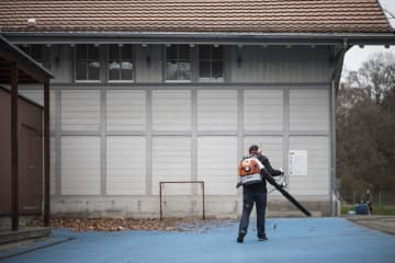 落ち葉掃除がうるさい！　チューリヒでブロワー禁止案めぐり住民投票