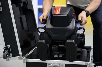1台で3つの歩行モードを駆使！ 研究用途向け二足歩行ロボット「TRON 1」