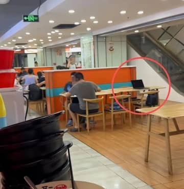 中国のフードコートにパソコンを30分間放置したらどうなる？ 実験映像が話題に