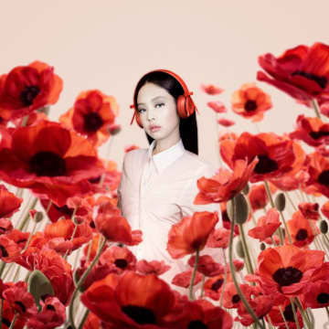 Beats × JENNIE(BLACKPINK)、“Ruby Red”のリボン付きヘッドフォン『Beats Solo 4 – JENNIE Special Edition』