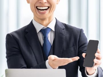 総務省が注意喚起 スマホの “頭金” は『上乗せ料金』”トラブル増加” でネットでコメント殺到「スマホ販売の頭金って代理店への追加料金なんですよね。ローン残高が減るわけでもないのに」「今もキャリアのぼったくり価格のプランを契約する人なんているんですか？」