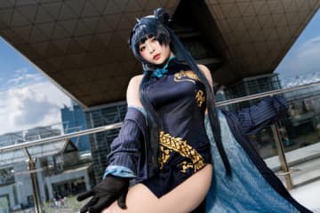 【コスプレ】チャイナドレスから覗く美脚に酔いしれよ！振り向きポーズも圧巻な『ブルアカ」キサラの曲線美が絶景【写真9枚】