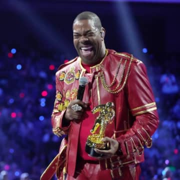 バスタ・ライムス、VMAで故アナンダ・ルイスを追悼