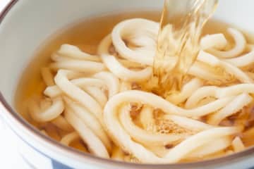 「うどんスープ」でおにぎりを握ってみたら“天才”的な旨さだった。ヒガシマルが教えるアレンジレシピが話題