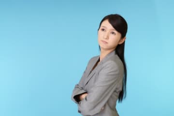 「これでも夫婦なんですけど！」スーツ姿の妻とヨレヨレシャツを着た夫、店員の一言が気になってしまい……