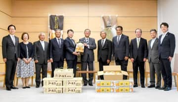 「本当においしい」　首相、ナシとメロン絶賛　八千代町長ら官邸訪れPR　茨城