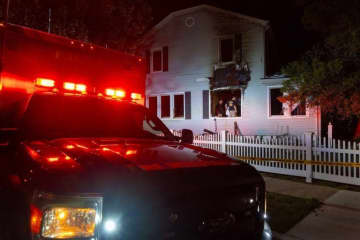 高齢夫婦が殺害され自宅に放火、容疑者の行方追う　米ＮＹ市