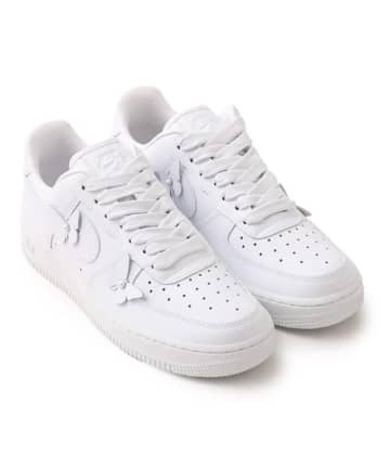 【NIKE】あえての「白」がこなれる！ 大人コーデと相性抜群の「最旬スニーカー」
