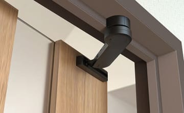 室内のドアをゆっくり閉める「ドアダンパー」、DIYで取り付けが簡単