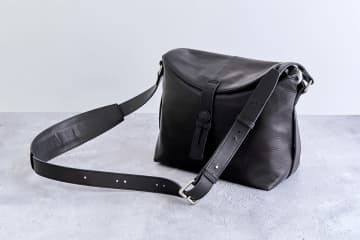 じゃまにならない小さめフラップがオシャレ！ 人気フォトグラファー監修の「フォトグラファーズバッグF」