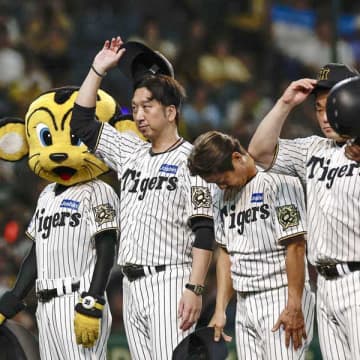 藤川監督は事実上の“全権監督”として年上コーチを捻じ伏せた…セVでも今オフコーチ陣の首筋は寒い【仮面の奥の本性】#2