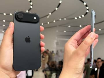 「iPhone Air」実機速報　手に取って分かった、驚異的な薄さと軽さの魅力