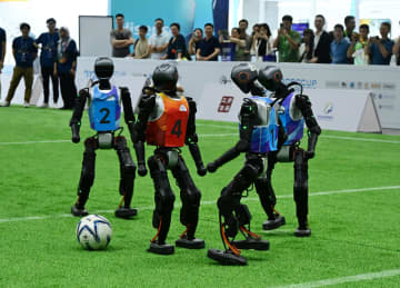 青島市で人型ロボットによるサッカー大会　中国山東省