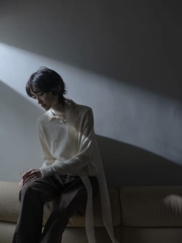 独創的な情景を豊かなメロディで紡ぐシンガー・ソングライター、中野ミホが新曲「So long」を9月10日（水）先行配信開始。最新作『Bones』のジャケットも公開