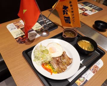 松屋フーズ ベトナムの国民食を限定販売 駐日ベトナム大使が「1日店長」に