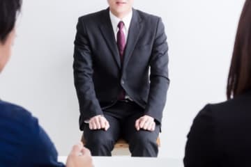 意味不明すぎる…面接で「スマホ内の写真は何枚あるか」と質問　戸惑う男性に社長が「あ？」と威圧してきて……