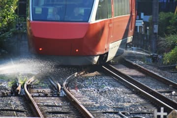 線路脇から歓迎放水？　工夫が楽しい箱根登山電車
