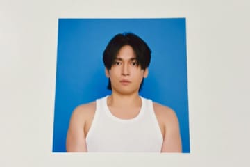 人気歌手のポスター、どう見ても“アレ”にしか見えない…　「なんでそうなる」「天才」ツッコミ殺到