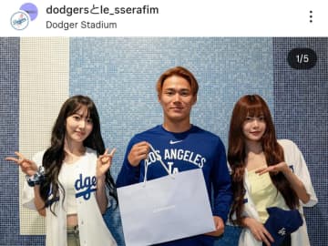 「天使かよ！」「可愛すぎる」ドジャース本拠地にユニ姿で降臨した“日韓アイドル美女”にネット騒然！ 山本由伸とまさかの共演に反響「グッズもらってる笑」