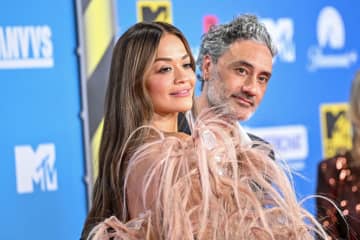 タイカ・ワイティティ＆リタ・オラ、大失敗に終わった【ファイア・フェスティバル】を題材にしたミュージカル企画中「刺激的で奇妙で大惨事になりかねない」