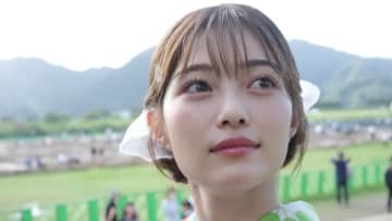 「Tシャツのクセw」井上咲楽 黙々と梨剥きも常に映り込むある男の姿に爆笑！迷いのない包丁さばきに「見てて気持ち良い」