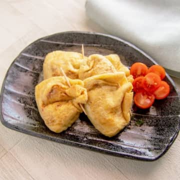 【油揚げに詰めるだけ】「パリパリ食感がクセになる」「思わずおかわり」きゅうり納豆の簡単レシピ♫