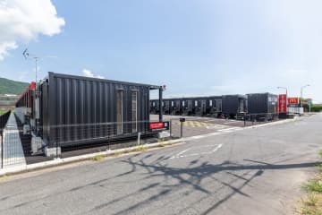 佐賀県鹿島市にコンテナホテル「HOTEL R9 The Yard 佐賀鹿島」が2025年10月7日(火)開業予定！同市と「レスキューホテル」災害協定を締結　鹿島市、報道関係者向けのオープン前施設見学会を開催