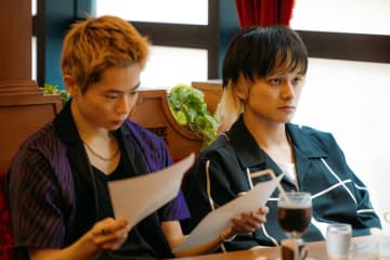 闇ビジネス”仕事中”の北村匠海＆林裕太　恋人の前で見せる綾野剛の柔和な表情　「愚か者の身分」場面写真