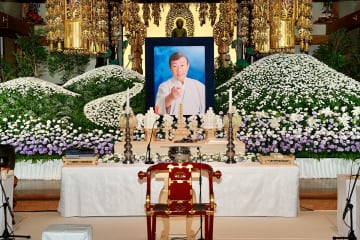 橋幸夫さん通夜で批判集めたEXILE・ATSUSHI“ものまね芸人”指摘される“レジェンドものまね芸人”との落差