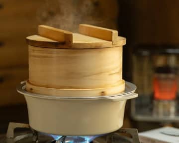 【理想のサウナ村は食にもこだわる】 伏流水で蒸しあげる “水のサ飯” とは