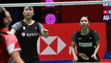 志田千陽×五十嵐有紗の初陣はストレート勝利　共にバドミントンパリ五輪メダリストが息を合わせる
