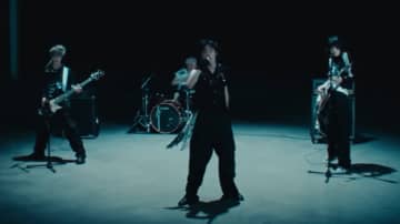 FNCの新人バンドAxMxP、タイトル曲「I Did It」MV公開…パワー溢れる歌声&演奏で堂々デビュー