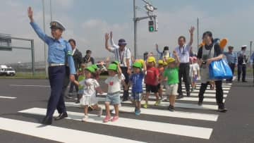 「自分の安全を守るため」保育園児が正しい交通ルール学ぶ…羽田空港近くの横断歩道　警視庁