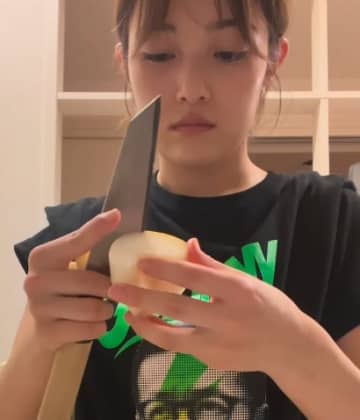 井上咲楽、意外な特技が判明！？「皮むくの、上手っ！」とファン驚愕。キッチンで梨を剥く華麗なナイフさばきがこちら。
