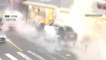 歩道に乗り上げた車から白煙…助け出された運転手は免停レベルの“泥酔状態”　韓国・ソウル