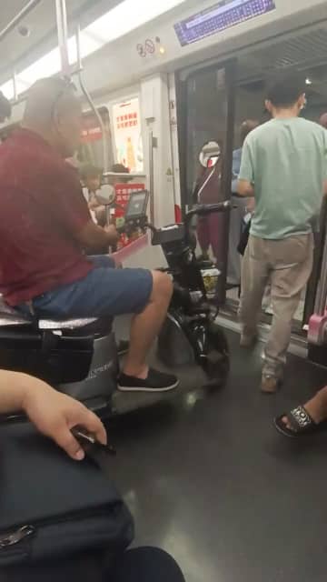 地下鉄車内で電動スクーターに乗っている人がいた、SNS投稿に注目―中国