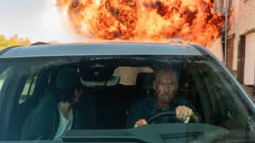 「日本公開来た！」「二作目も期待」“何者でもない”中年男性が、アジトを爆破＆マシンガンぶっ放し！？『Mr.ノーバディ2』場面写真