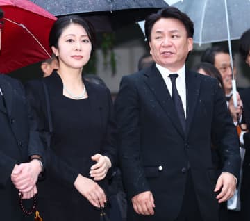 橋幸夫さん告別式で「狩人」高道と妻・岡元あつこが初ツーショット