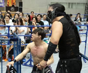 【新日本】ＩＷＧＰジュニアタッグ王者のＳＨＯ＆ＤＯＵＫＩ　挑戦者のロビー＆藤田と不毛な論争
